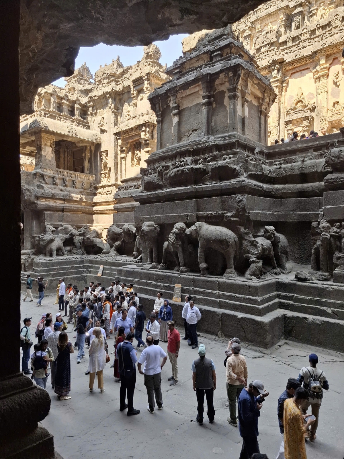 Khác với nhiều công trình cổ được xây dựng bằng cách ghép các khối đá lại với nhau, những nghệ nhân cổ đại đã đục tạc trực tiếp vào khối đá tự nhiên, tạo nên hệ thống đền thờ, tu viện và hành lang đá đồ sộ. Ảnh: Trọng Thoan