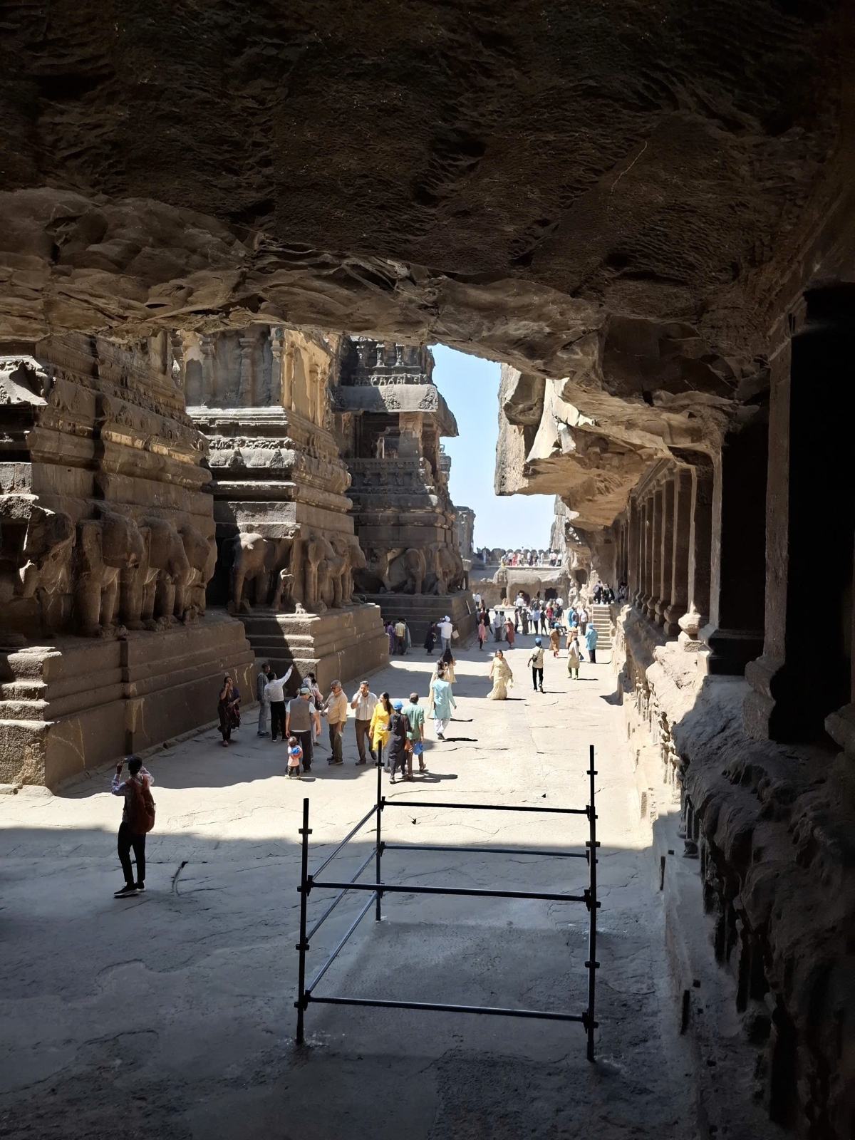 Đối với bang Maharashtra, Ellora không chỉ là niềm tự hào văn hóa mà còn là một tài sản chiến lược trong ngành du lịch. Ảnh: Trọng Thoan