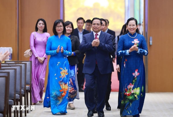 Thủ tướng Phạm Minh Chính gặp mặt đại diện nữ lãnh đạo, quản lý và trao Giải thưởng Kovalevskaia năm 2025. Ảnh: TTXVN