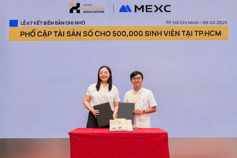 Lễ ký kết biên bản ghi nhớ “Phổ cập tài sản số cho 500,000 sinh viên tại TP.HCM” thông qua ấn phẩm Cẩm nang Ứng dụng Blockchain. Ảnh: Chi hội Blockchain TP.HCM.