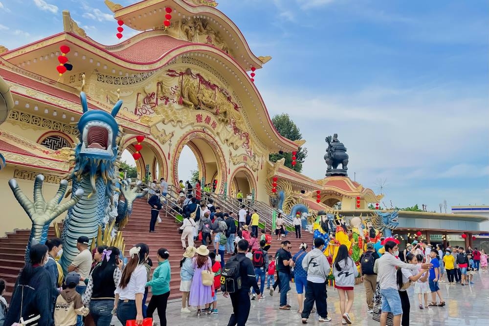 Nhu cầu mua sắm, vui chơi dịp Tết đã thúc đẩy bán lẻ hàng hóa và doanh thu dịch vụ tiêu dùng tháng 2 tăng 8,5%. Ảnh minh họa.