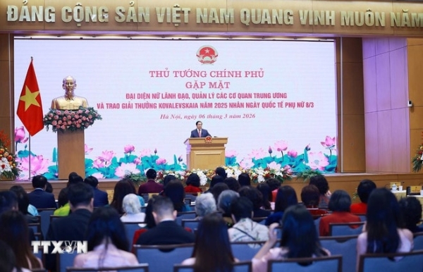 Thủ tướng Phạm Minh Chính phát biểu tại cuộc gặp mặt đại diện nữ lãnh đạo, quản lý các cơ quan trung ương và trao Giải thưởng Kovalevskaia năm 2025. Ảnh: TTXVN