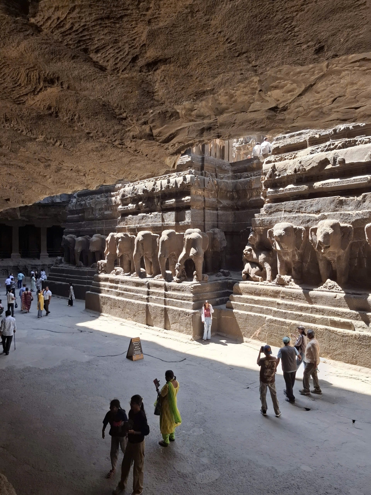 Ngày nay, hang số 16 của quần thể Ellora Caves không chỉ là điểm tham quan nổi bật nhất của khu di tích mà còn được coi là đỉnh cao của nghệ thuật kiến trúc đá cắt của Ấn Độ. Ảnh: Trọng Thoan