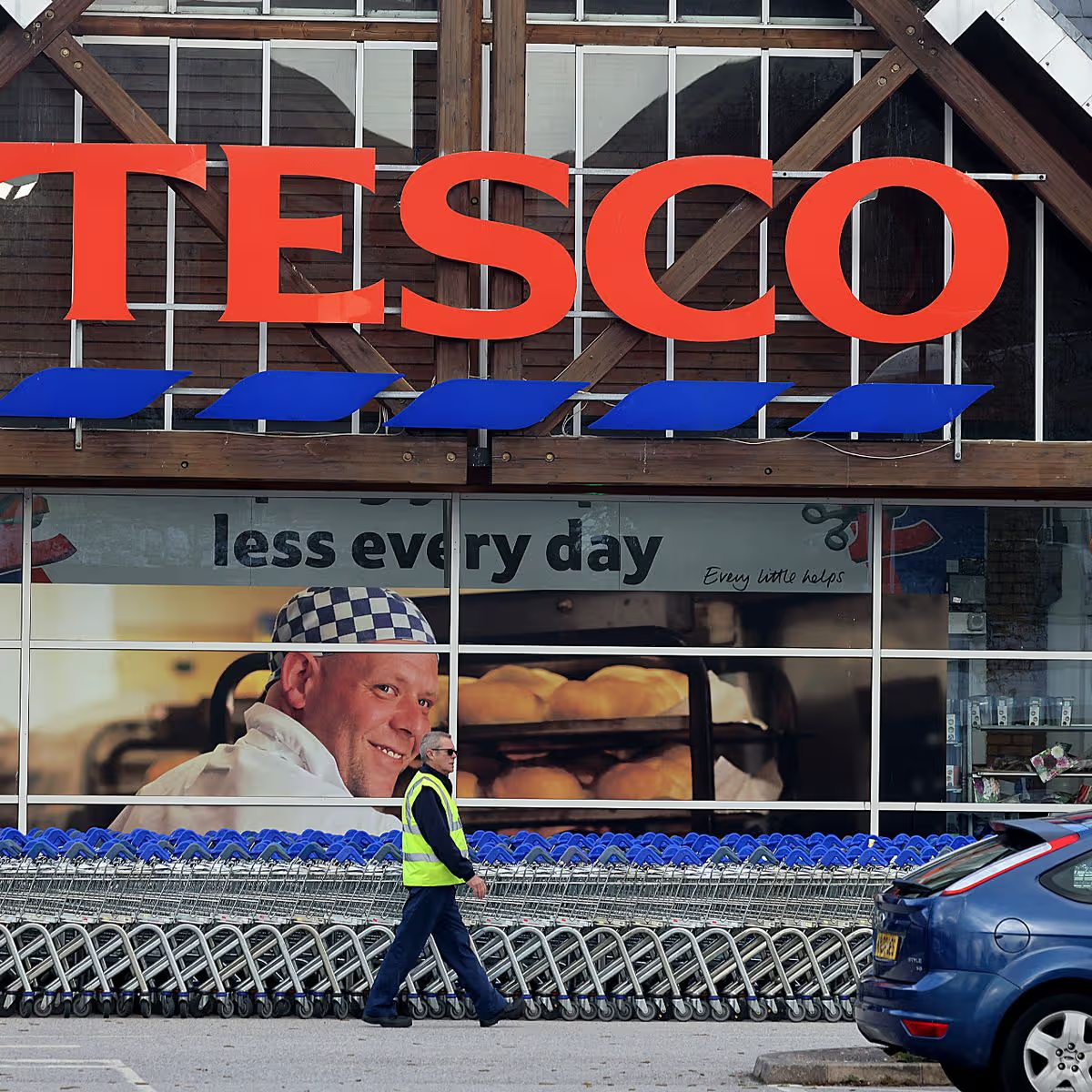 Các tập đoàn bán lẻ lớn như Tesco và Sainsbury's đã điều chỉnh lại mô hình đại siêu thị.