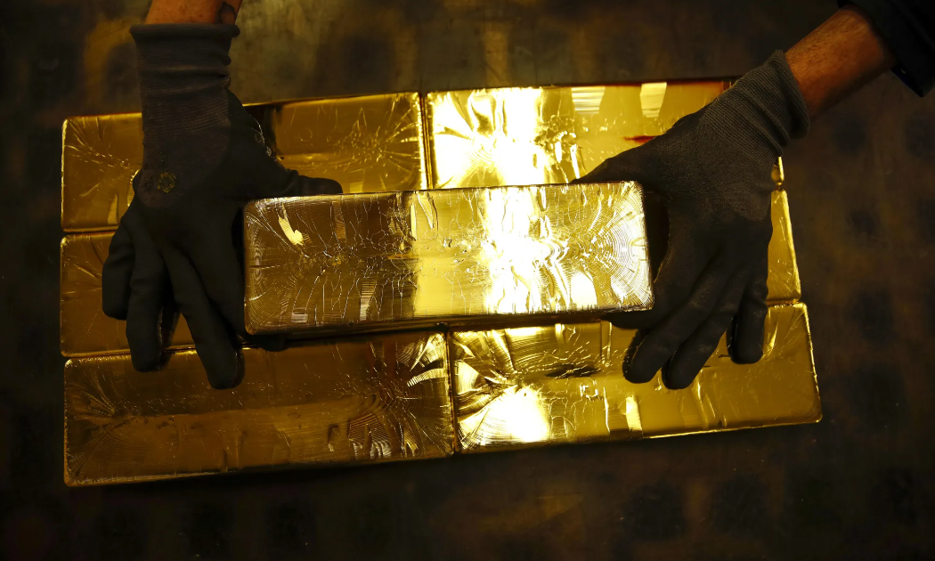 Mối lo lạm phát đẩy vàng sụt giá trở lại, SPDR Gold Trust tiếp tục xả hàng