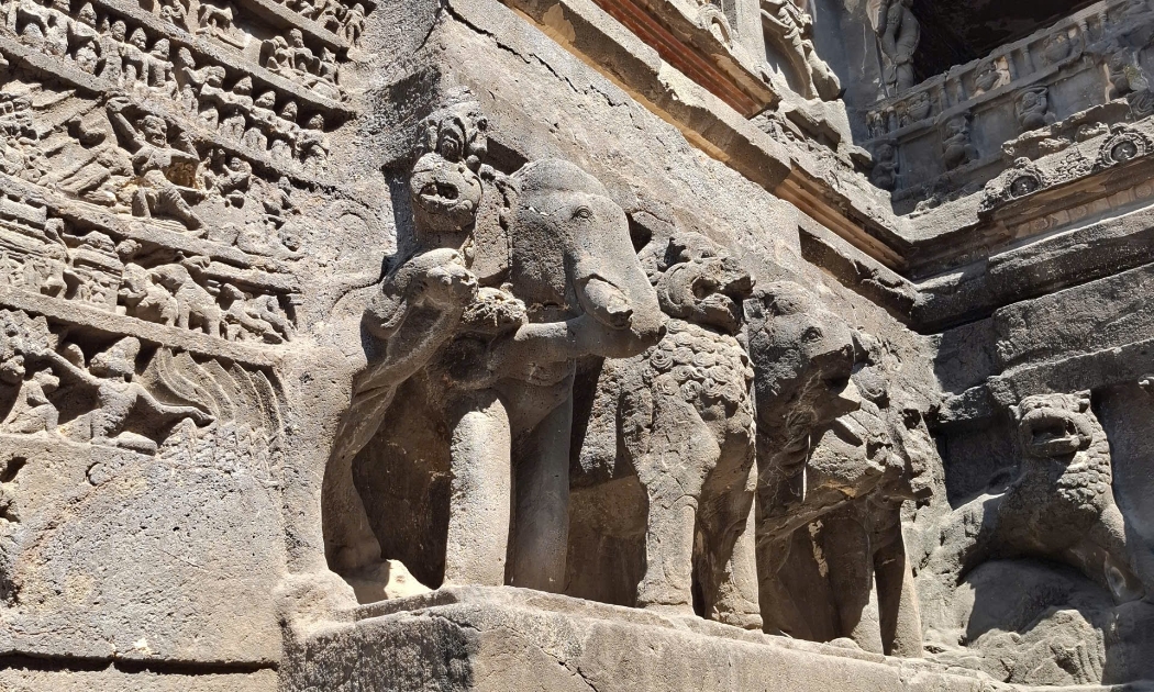Trung tâm của quần thể Ellora Caves là hang động số 16, nơi tọa lạc của Kailasa Temple - một trong những công trình đá nguyên khối lớn nhất từng được con người tạo ra. Ảnh: Trọng Thoan
