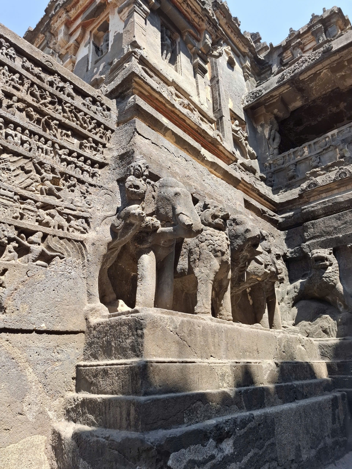 Trung tâm của quần thể Ellora Caves là hang động số 16, nơi tọa lạc của Kailasa Temple - một trong những công trình đá nguyên khối lớn nhất từng được con người tạo ra. Ảnh: Trọng Thoan