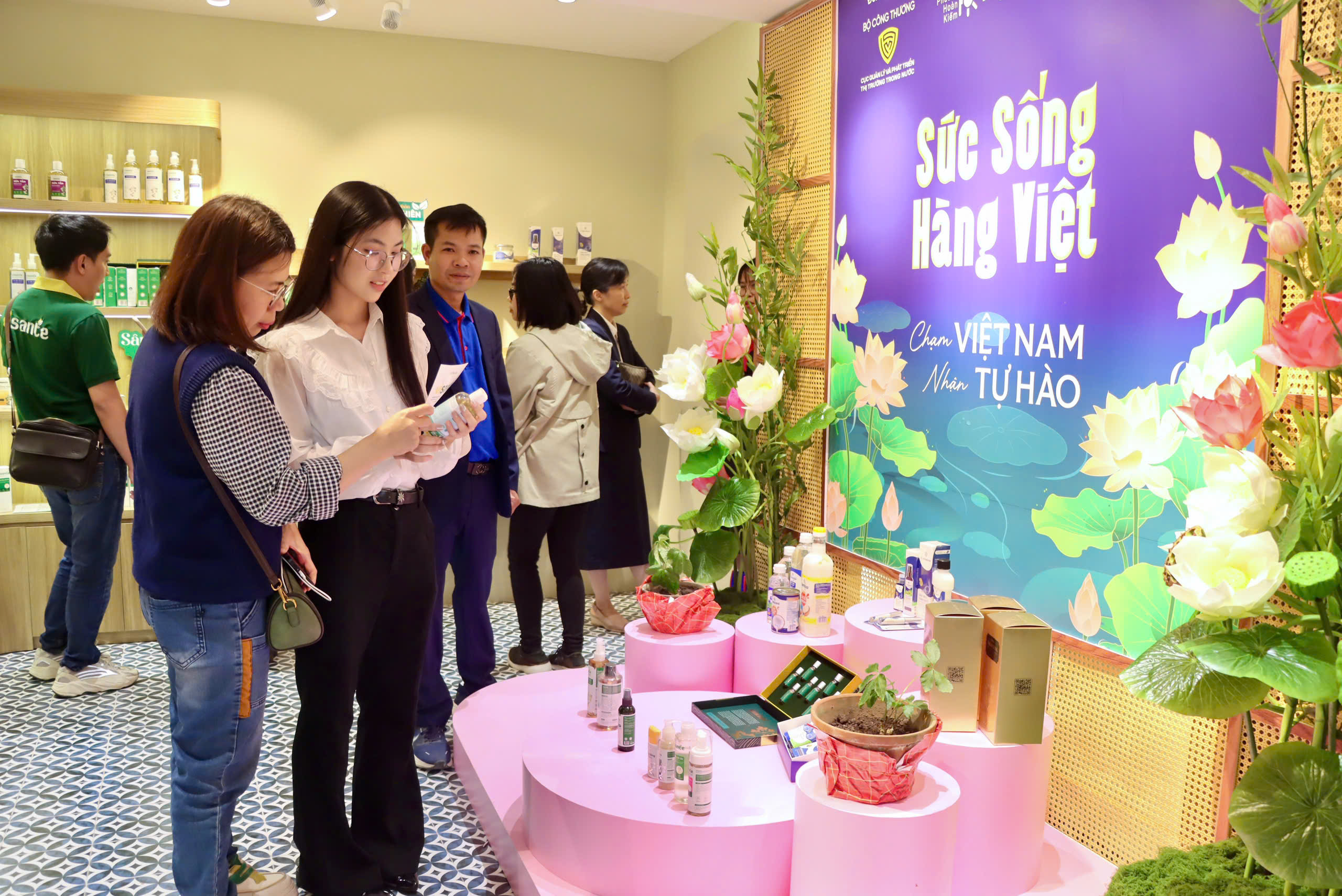 Không gian trưng bày mở cửa liên tục từ ngày 7 đến 9/3/2026.