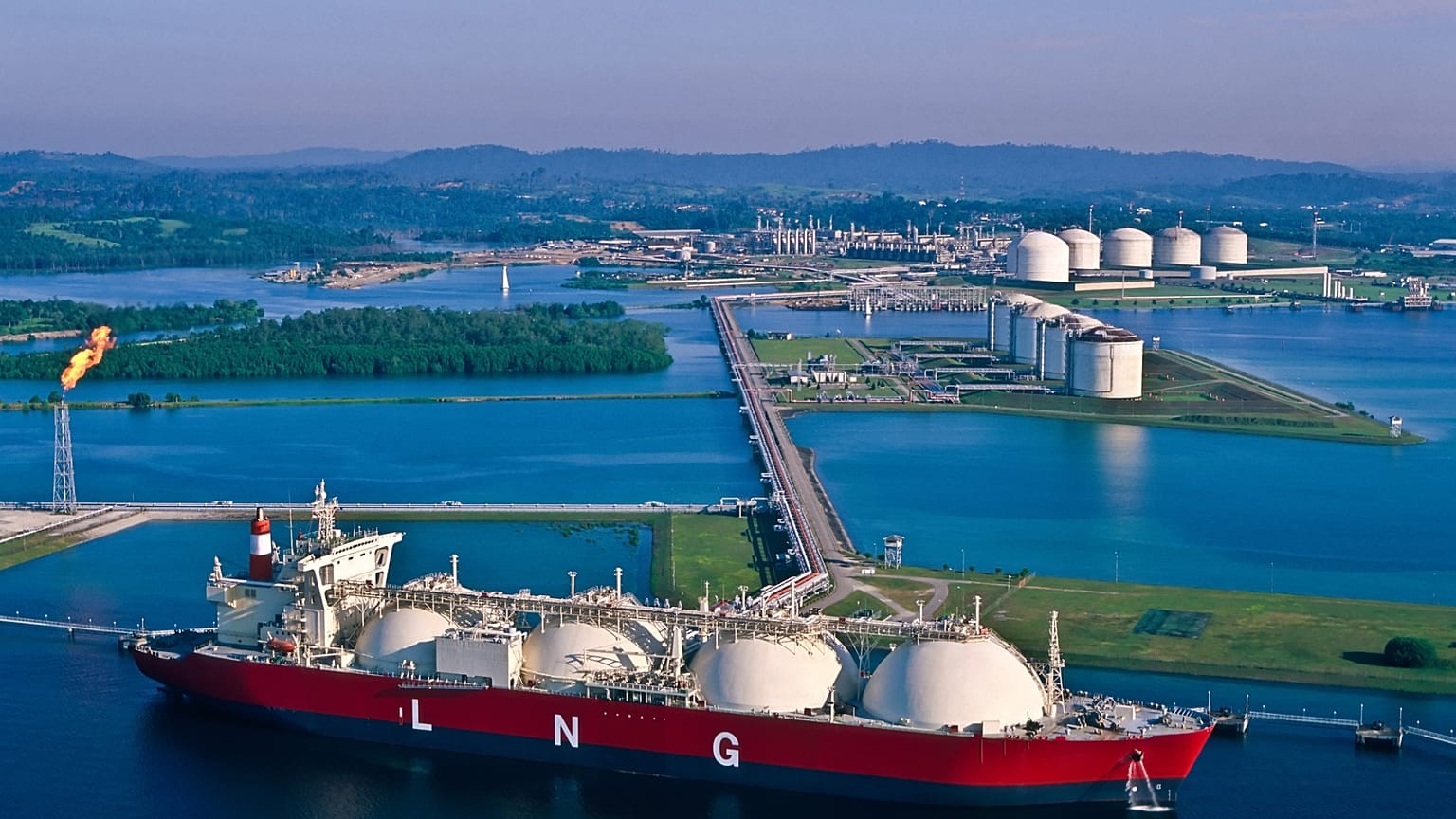 Các cuộc tấn công của Iran làm gián đoạn sản xuất LNG của Qatar và gây xáo trộn tuyến vận tải năng lượng qua eo biển Hormuz. Ảnh: Euronews