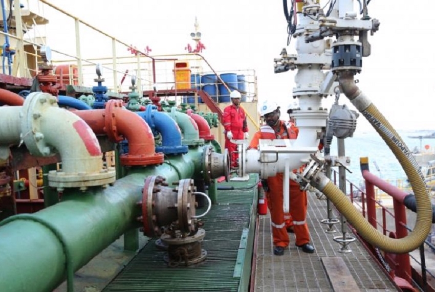 Chính phủ cũng cho phép PVN và các đơn vị thành viên của PVN được thực hiện mua bán, xuất nhập khẩu dầu thô, nguyên liệu sản xuất xăng dầu.