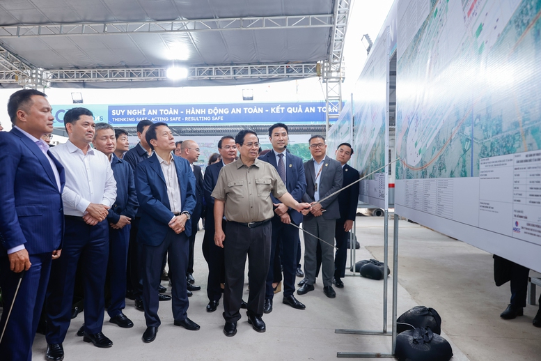Thủ tướng nghe báo cáo về thi công dự án Cảng hàng không quốc tế Gia Bình (nhà ga VIP) - Ảnh: VGP
