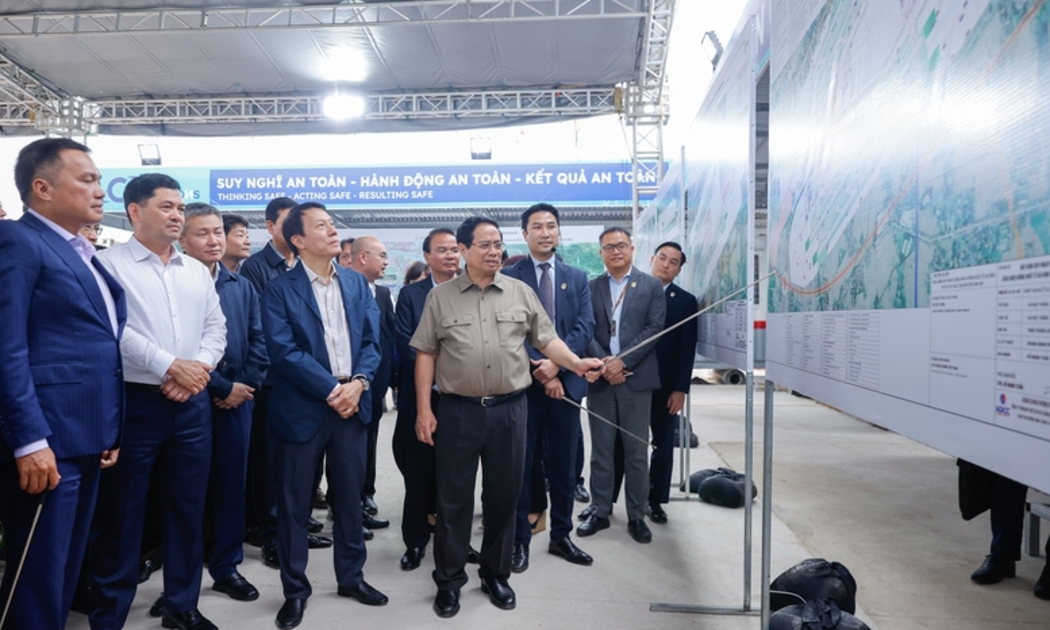Thủ tướng nghe báo cáo về thi công dự án Cảng hàng không quốc tế Gia Bình (nhà ga VIP) - Ảnh: VGP