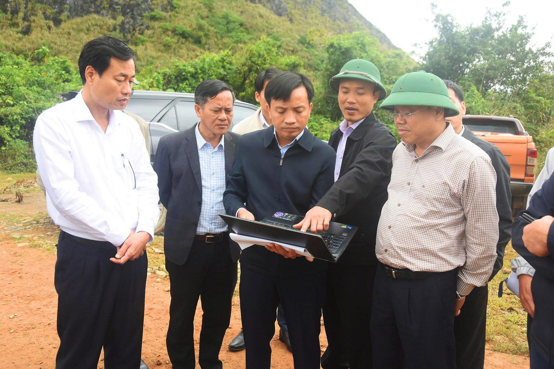 Phó Chủ tịch UBND tỉnh Quảng Trị Lê Đức Tiến khảo sát địa điểm nghiên cứu xây dựng Cụm công nghiệp chuyên ngành Vật liệu xây dựng tại Km27, Quốc lộ 9.