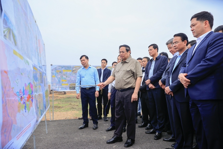 Thủ tướng kiểm tra thực địa tình hình thực hiện dự án Tuyến đường kết nối sân bay Gia Bình với Thủ đô Hà Nội; dự án Đầu tư xây dựng đường Vành đai 4 - Vùng Thủ đô Hà Nội (đoạn qua địa phận tỉnh Bắc Ninh) - Ảnh: VGP