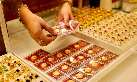 Giá mua, bán vàng miếng và vàng nhẫn đua nhau giảm