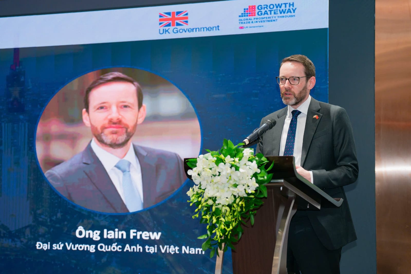 Đại sứ Vương quốc Anh phát biểu tại sự kiện - Ảnh do Đại sứ quán Vương quốc Anh cung cấp.