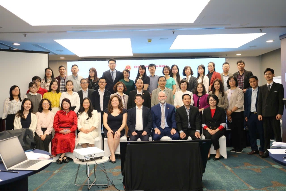 Các đại biểu tham dự Hội thảo cấp cao "Đổi mới mô hình tăng trưởng: Lồng ghép thiên nhiên vào mô hình phát triển kinh tế - xã hội".