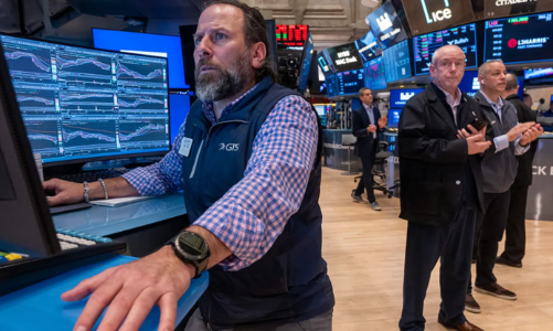 Chứng khoán Mỹ “đỏ lửa” khi giá dầu tăng hơn 12% và báo cáo việc làm gây thất vọng