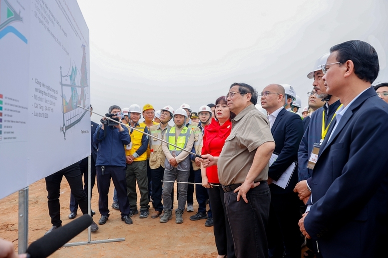 Thủ tướng kiểm tra dự án Khu quy hoạch tái định cư - Ảnh: VGP