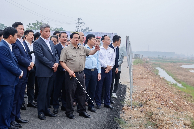 Thủ tướng Phạm Minh Chính kiểm tra dự án Đầu tư xây dựng đường Vành đai 4 Vùng Thủ đô Hà Nội (đoạn qua địa phận tỉnh Bắc Ninh). Ảnh: VGP