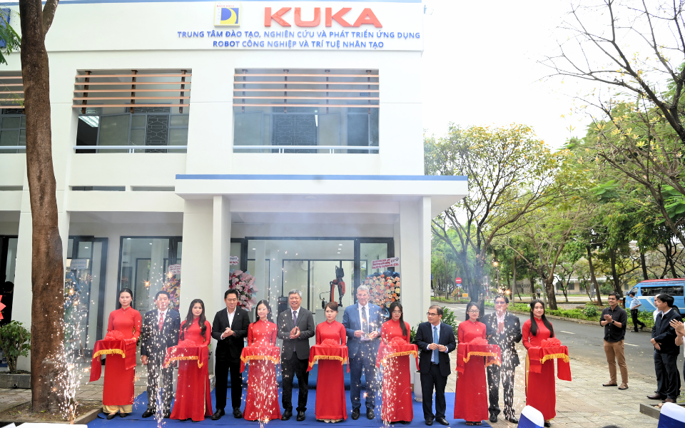 Đại diện KUKA Vietnam & trường Đại học Bách Khoa - Đại học Đà Nẵng cắt băng thành lập trung tâm - Ảnh – KUKA Vietnam.