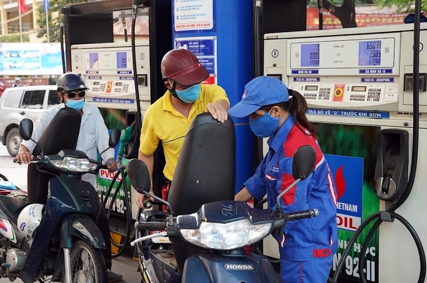 Chính phủ chỉ đạo Bộ Công Thương chủ trì, phối hợp với Bộ Tài chính thực hiện điều hành linh hoạt giá xăng dầu.