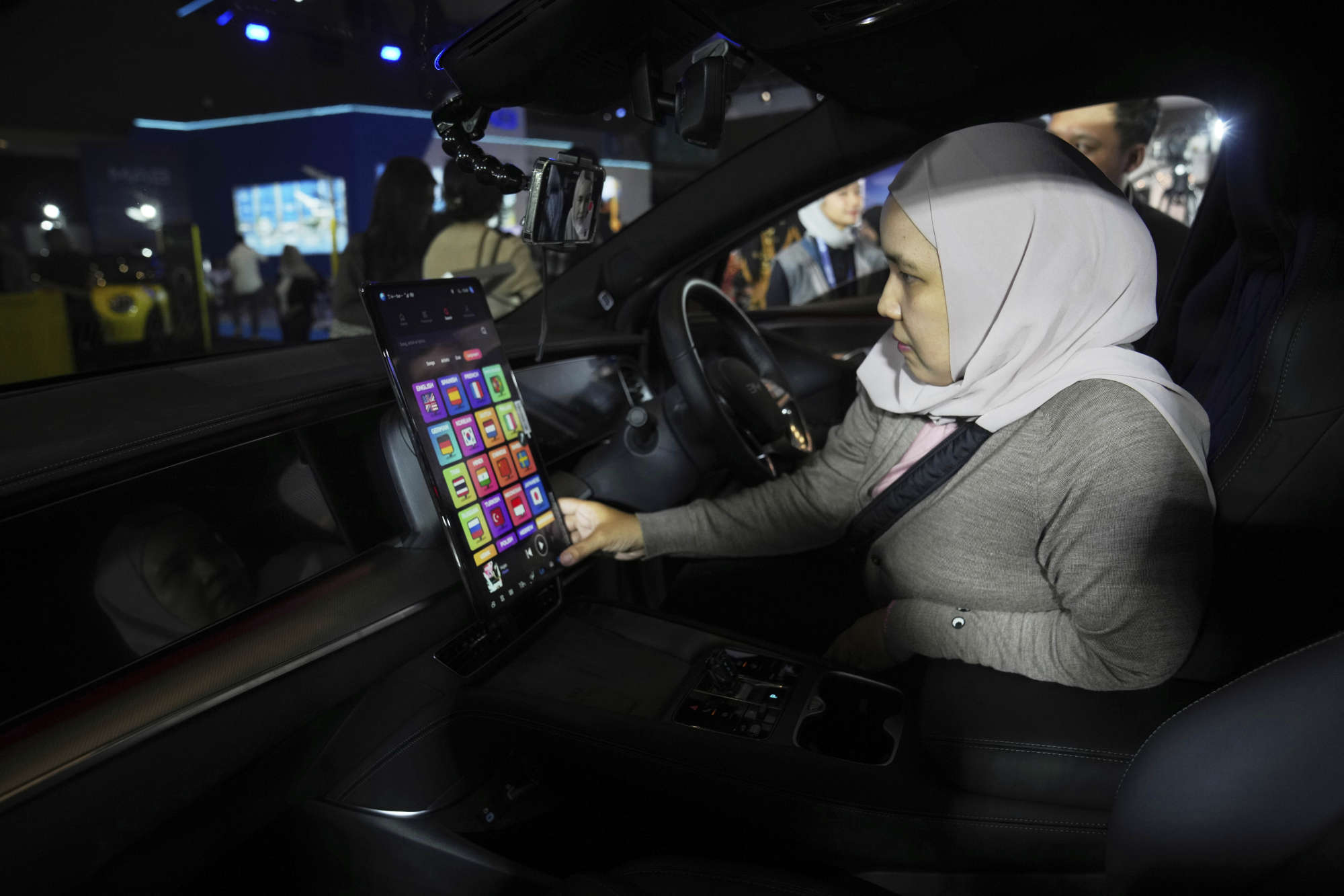 Một khách tham quan đang xem nội thất của chiếc BYD Sealion 7 tại một triển lãm xe điện ở Jakarta, Indonesia năm 2025. Ảnh: AP.