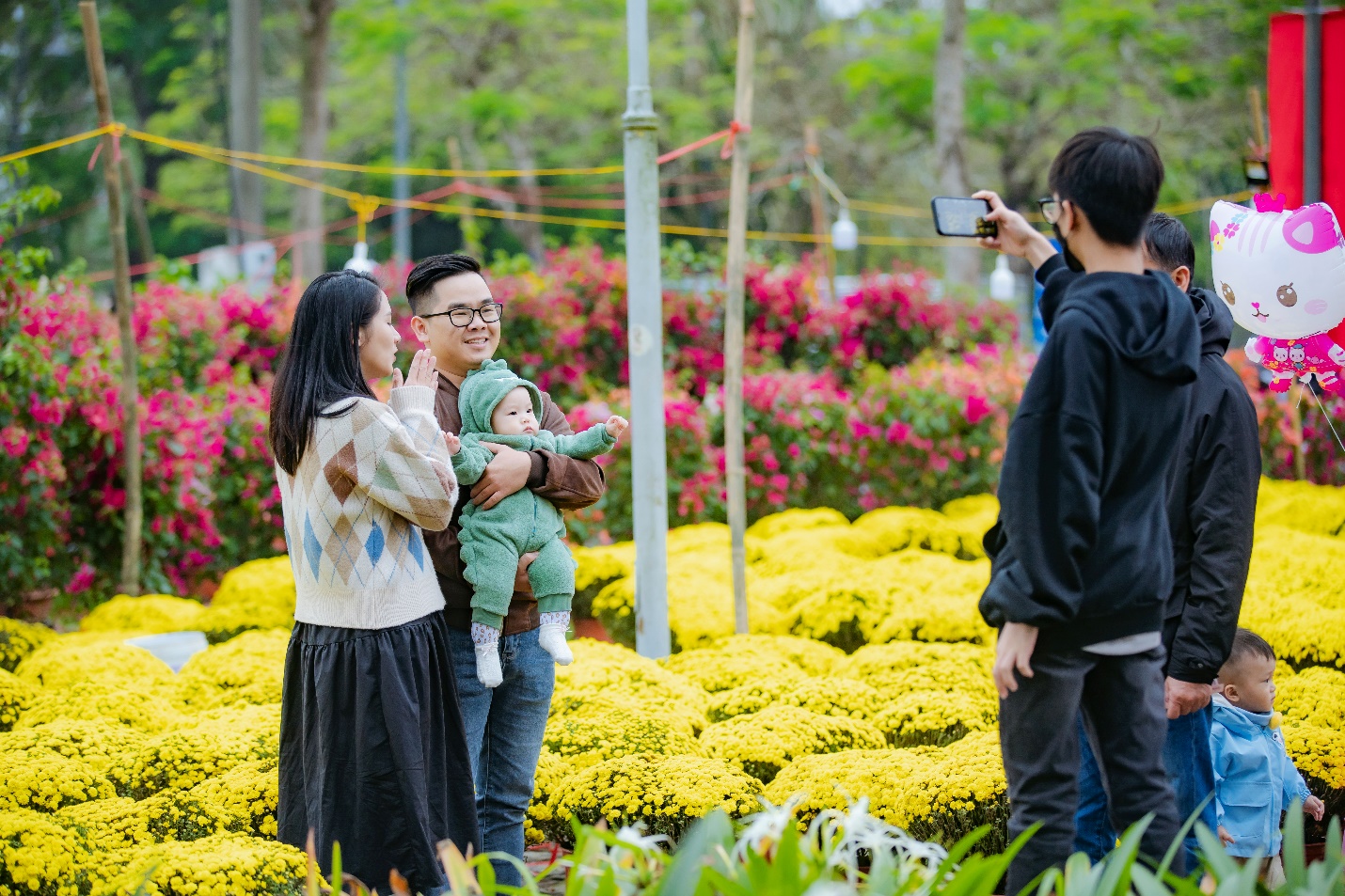 Du khách tham quan các điểm di tích tại Huế và ghi lại hành trình du lịch xanh qua video dự thi “Check-in Huế xanh”. Ảnh minh hoạ