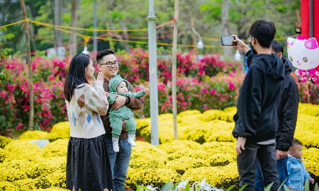 Du khách tham quan các điểm di tích tại Huế và ghi lại hành trình du lịch xanh qua video dự thi “Check-in Huế xanh”. Ảnh minh hoạ