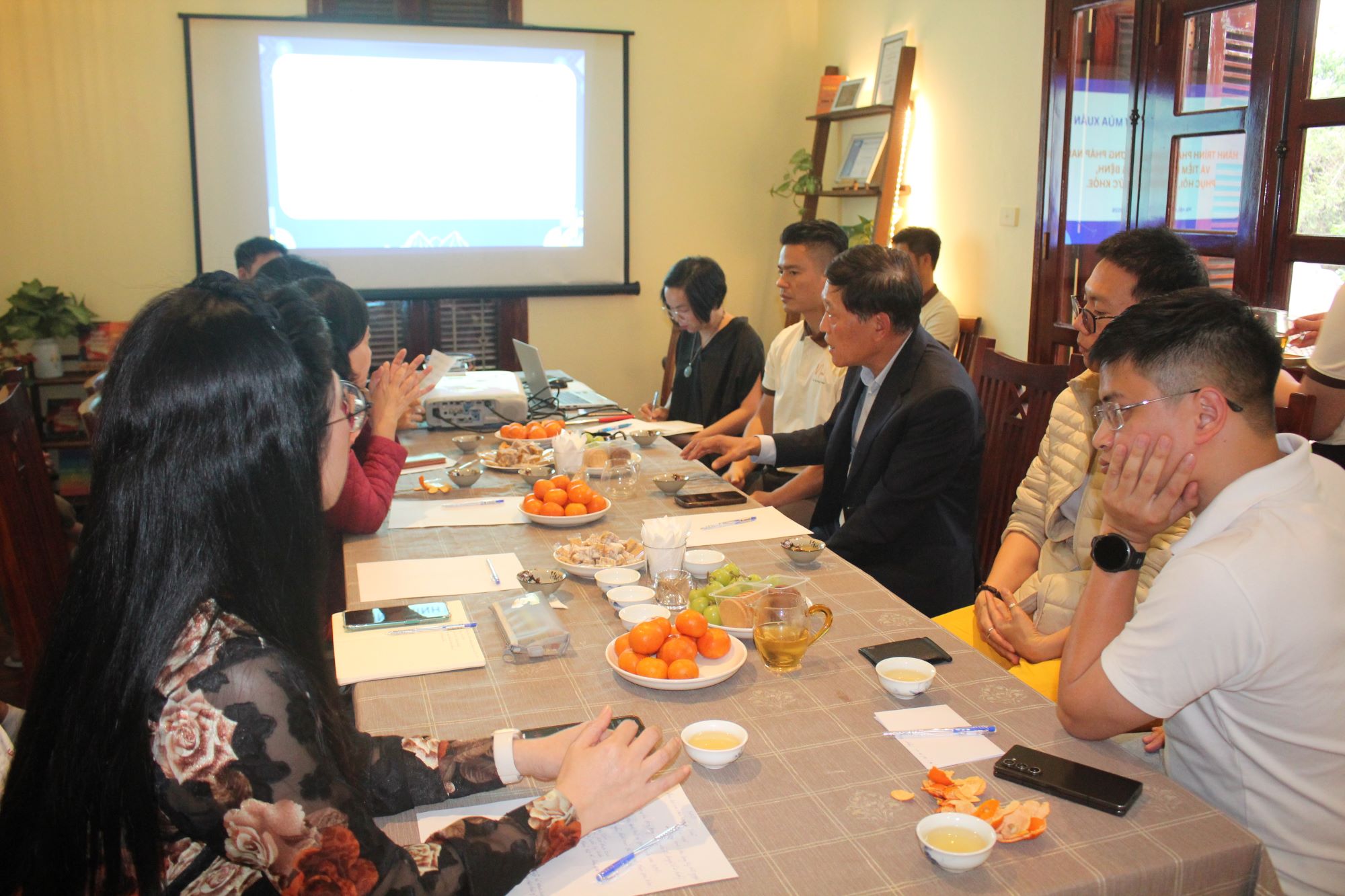 Các chuyên gia, bác sĩ, doanh nghiệp trong lĩnh vực y dược cùng trao đổi, chia sẻ về phương pháp chăm sóc sức khỏe dựa trên nguyên lý của y học cổ truyền. Ảnh: Chu Khôi.