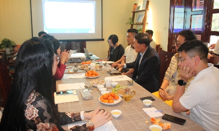 Các chuyên gia, bác sĩ, doanh nghiệp trong lĩnh vực y dược cùng trao đổi, chia sẻ về phương pháp chăm sóc sức khỏe dựa trên nguyên lý của y học cổ truyền. Ảnh: Chu Khôi.