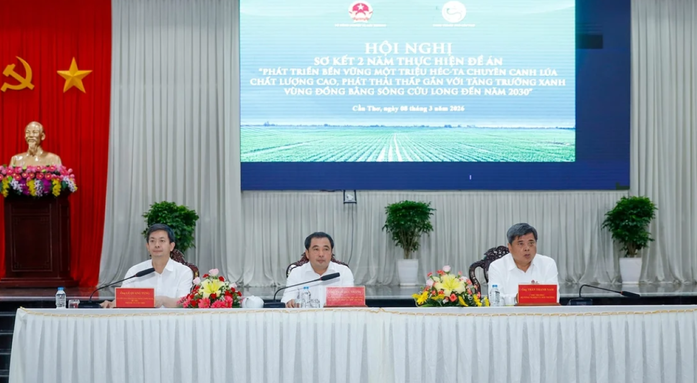Bộ trưởng Trần Đức Thắng (giữa), Bí thư Thành uỷ Cần Thơ Lê Quang Tùng (bên trái) và Thứ trưởng Trần Thanh Nam (bên phải) đồng chủ trì hội nghị.