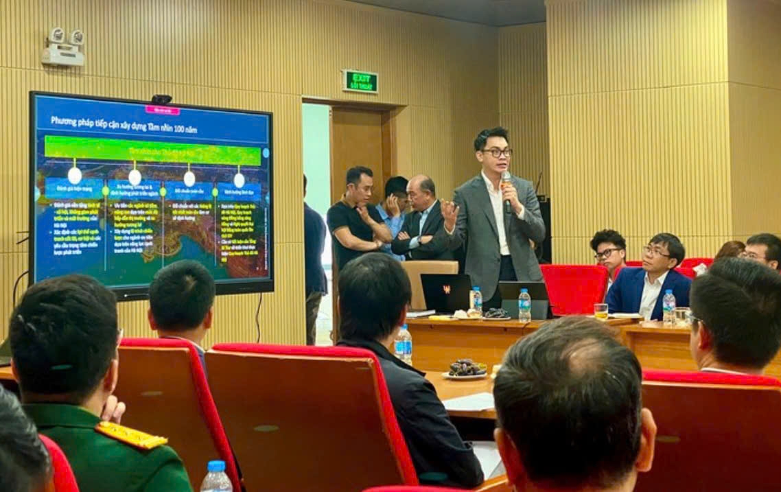 Đại diện đơn vị tư vấn trình bày tại buổi làm việc. Ảnh: hanoi.gov