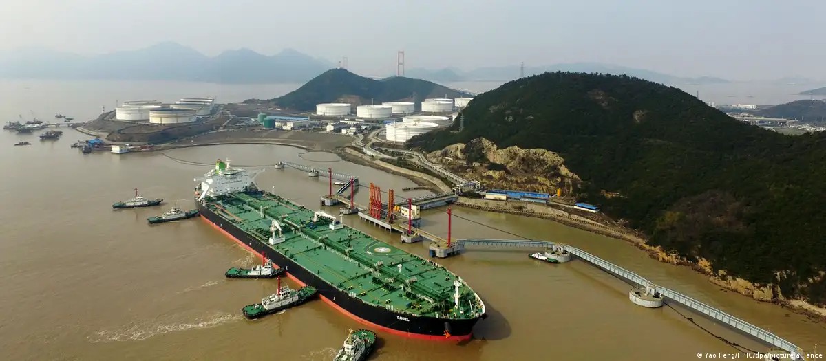 Tàu chở dầu thô Iran cập cảng tại tỉnh Chiết Giang (Trung Quốc). Ảnh: Yao Feng/HPIC/dpa/picture alliance