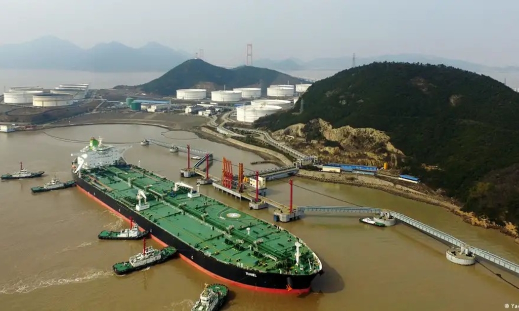Tàu chở dầu thô Iran cập cảng tại tỉnh Chiết Giang (Trung Quốc). Ảnh: Yao Feng/HPIC/dpa/picture alliance