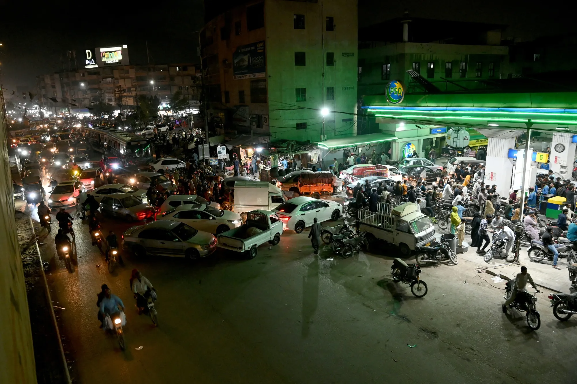 Cảnh xếp hàng tại một cây xăng ở Karachi, Pakistan ngày 7/3/2026 - Ảnh: Getty Images.