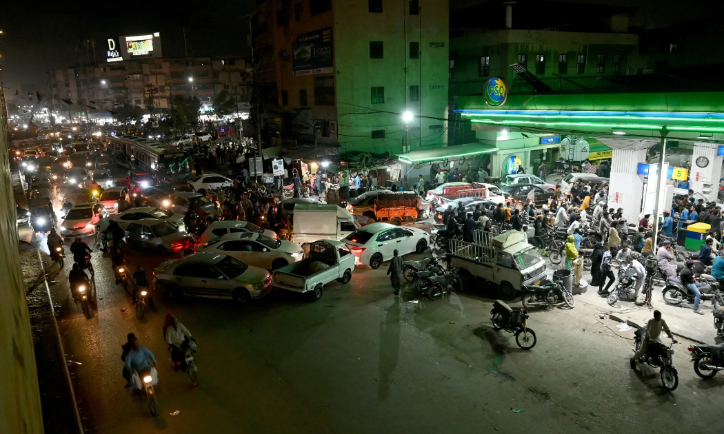 Cảnh xếp hàng tại một cây xăng ở Karachi, Pakistan ngày 7/3/2026 - Ảnh: Getty Images.