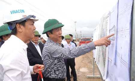 Phó Chủ tịch Thường trực UBND tỉnh Quảng Trị Hoàng Nam kiểm tra tiến độ dự án Quốc lộ 15D đoạn từ cảng Mỹ Thủy đến cao tốc Cam Lộ - La Sơn