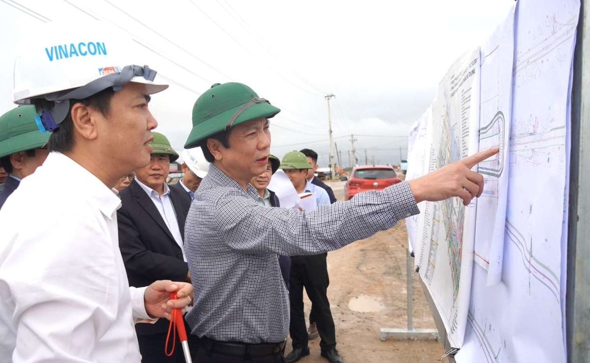 Phó Chủ tịch Thường trực UBND tỉnh Quảng Trị Hoàng Nam kiểm tra tiến độ dự án Quốc lộ 15D đoạn từ cảng Mỹ Thủy đến cao tốc Cam Lộ - La Sơn
