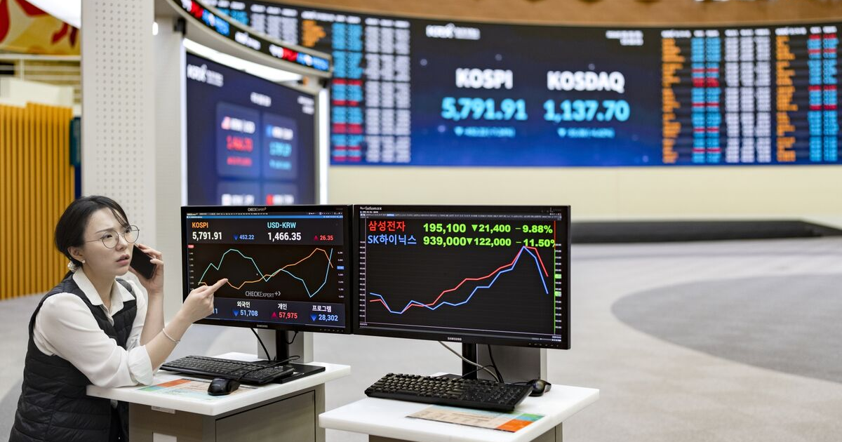 Giá dầu lùi về vùng 100 USD/thùng sau tin G7, chứng khoán châu Á thoát đáy