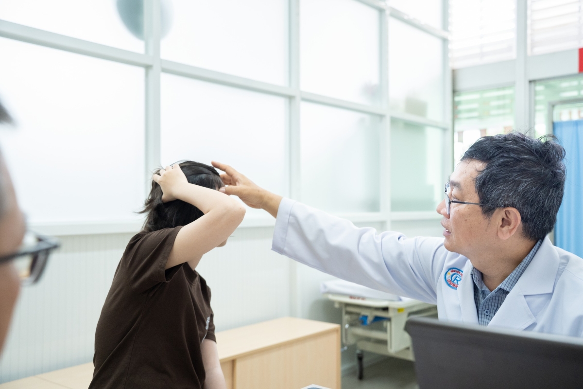 TS. BS Trần Minh Trí, Phó Khoa Ngoại thần kinh thăm khám cho người bệnh.