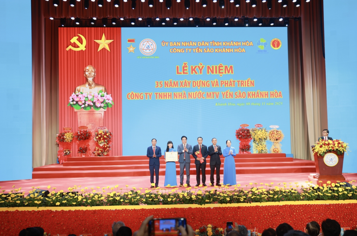 Công ty Yến sào Khánh Hòa vinh dự được nhận bằng khen của Thủ tướng Chính phủ. Ảnh:&nbsp;Yến sào Khánh Hòa.