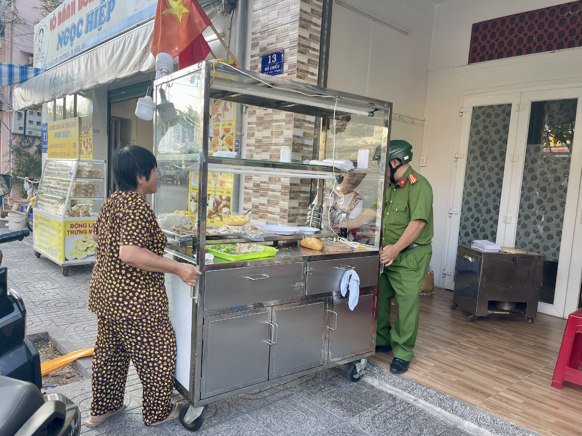 Đoàn kiểm tra ghi nhận điểm bán ở mặt tiền đường Đồ Chiểu (Vũng Tàu) trong khi khu vực sơ chế thực phẩm đặt tại nhà riêng ở địa chỉ khác.