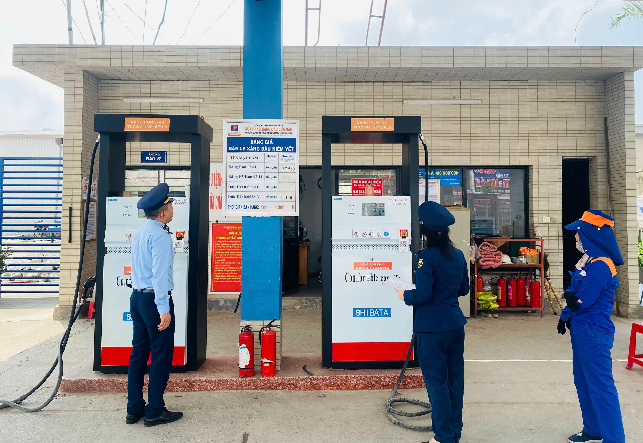 Lực lượng Quản lý thị trường tỉnh Nghệ An kiểm tra tại các cửa hàng kinh doanh xăng dầu trên địa bàn.