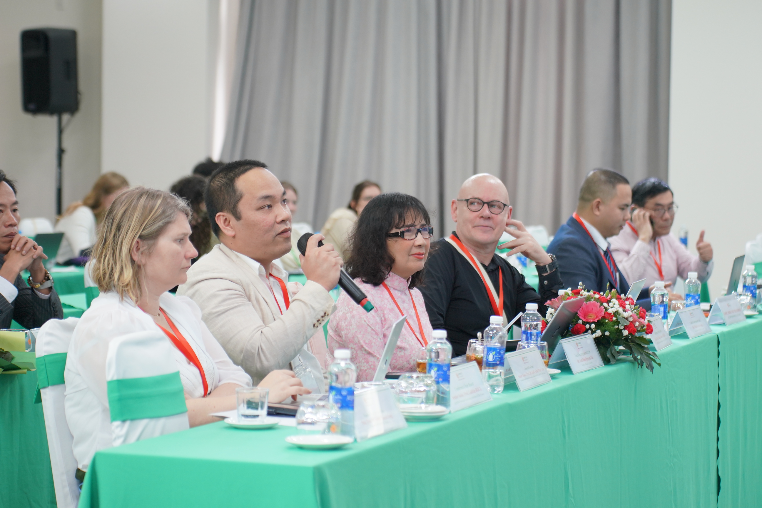 Các đại biểu, chuyên gia trong nước và quốc tế thảo luận các báo cáo chuyên đề tại Hội thảo.
