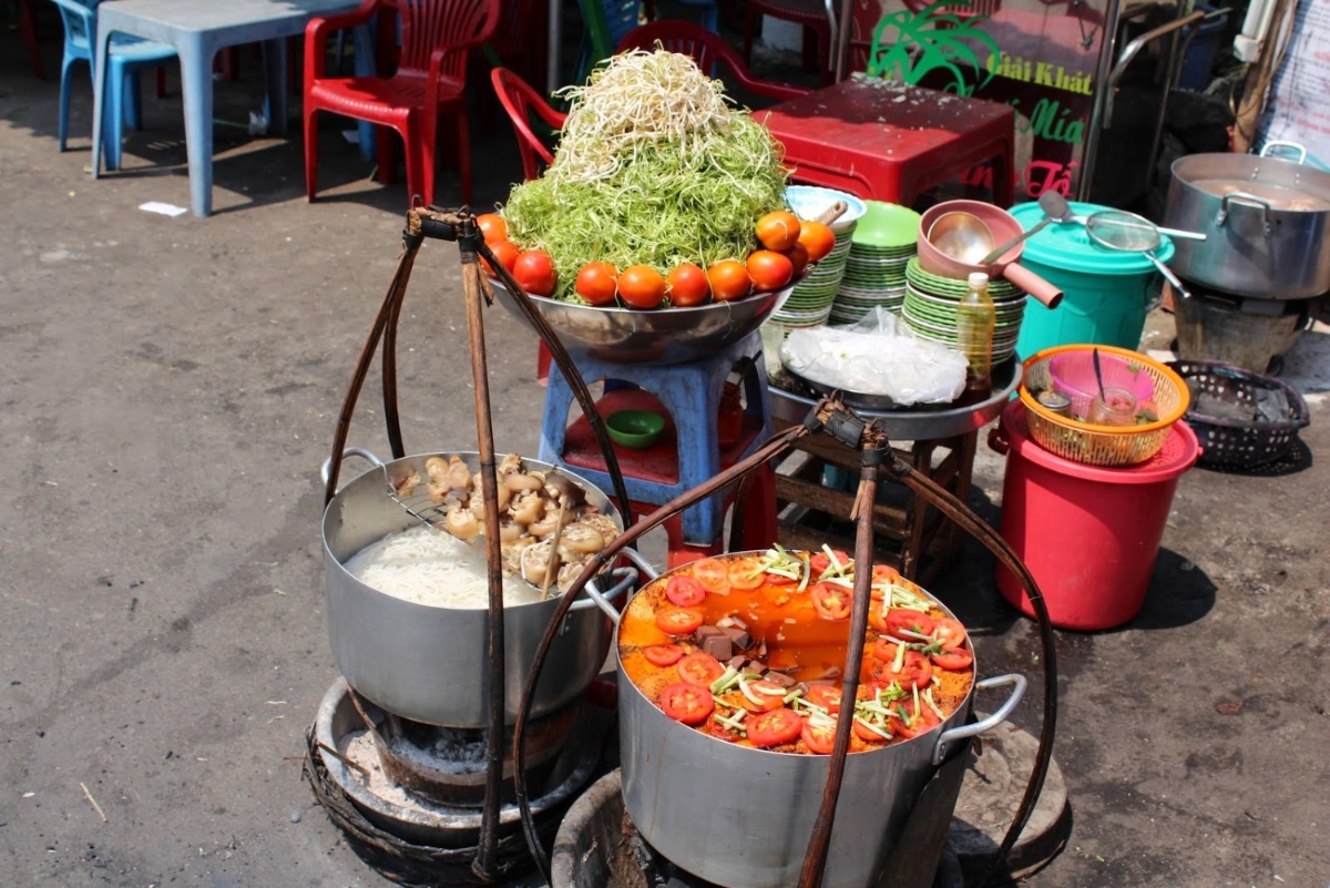 thời tiết nắng nóng kéo dài khiến nhiều người ngại nấu ăn, nên hay sử dụng các loại thức ăn đường phố.