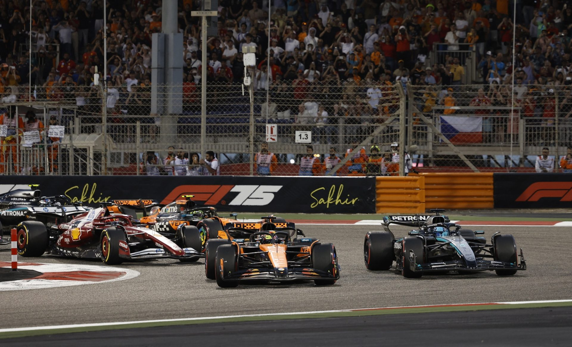 2 chặng đua F1 tại Bahrain và Saudi Arabia đang đối mặt nhiều bất định khi căng thẳng leo thang trong khu vực.