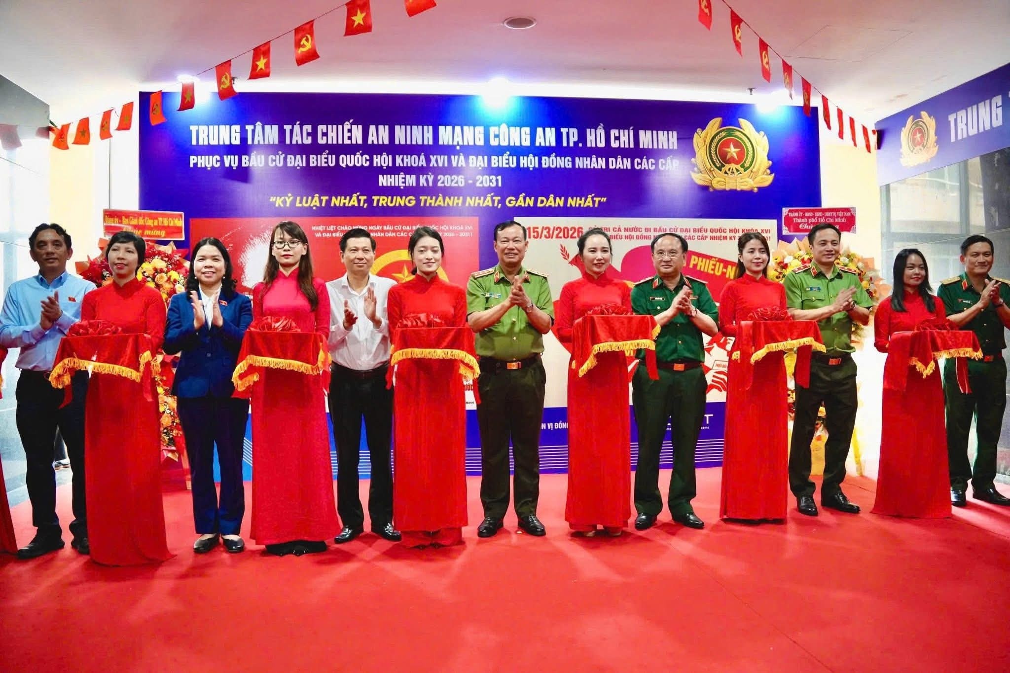 Các đại biểu cùng cắt băng ra mắt Trung tâm Tác chiến an ninh mạng, chiều 9/3. - Ảnh: Công an TP. HCM.
