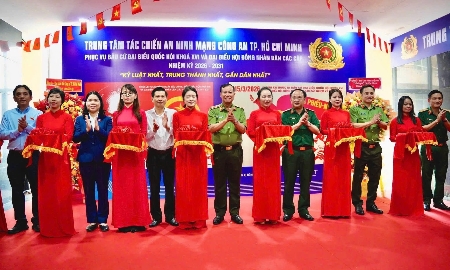 Các đại biểu cùng cắt băng ra mắt Trung tâm Tác chiến an ninh mạng, chiều 9/3. - Ảnh: Công an TP. HCM.