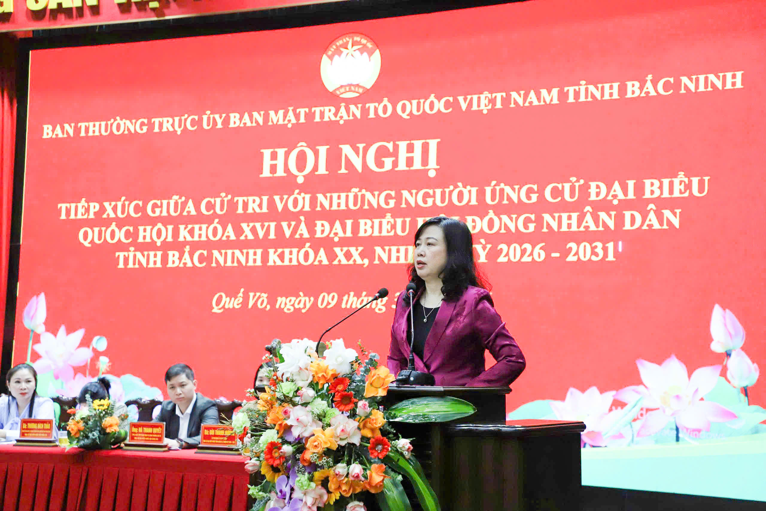 Bộ trưởng Bộ Y tế Đào Hồng Lan tiếp xúc cử tri. 